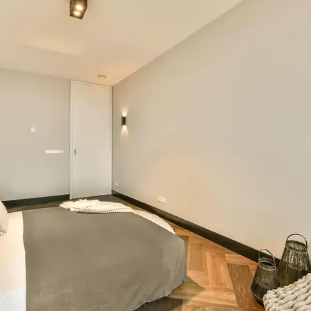 Center Modern Apt