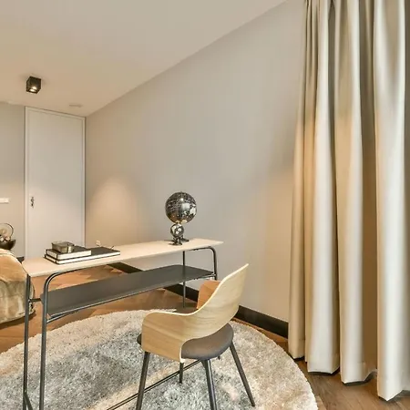 Center Modern Apt *