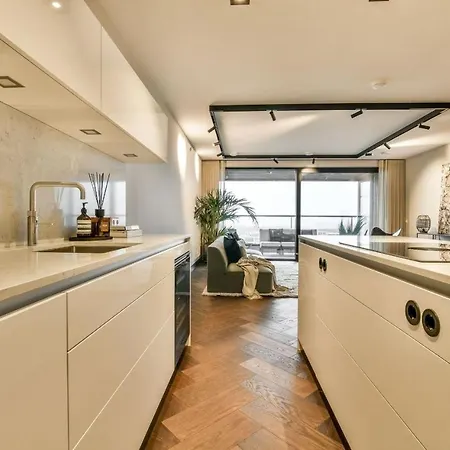Center Modern Apt